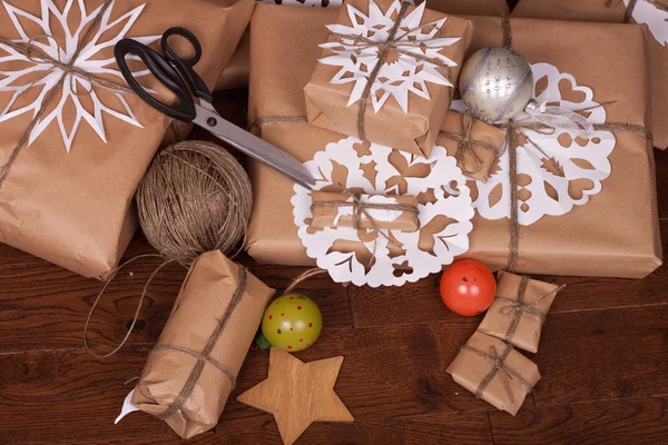 Presente de Natal e decorações em fundo de madeira — Fotografia de Stock