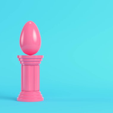 Pastel renklerde parlak mavi arkaplan üzerine pembe paskalya yumurtası. Minimalizm kavramı. 3d hazırlayıcı