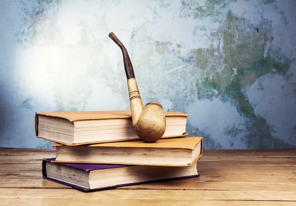 Sigara boru ve kitaplar