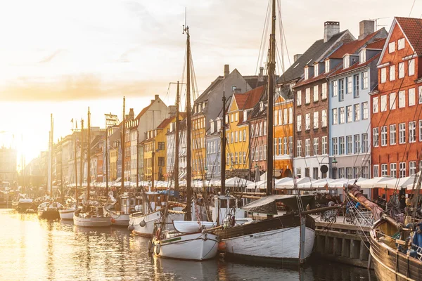 Casas coloridas na cidade velha de Copenhague ao pôr do sol — Fotografia de Stock