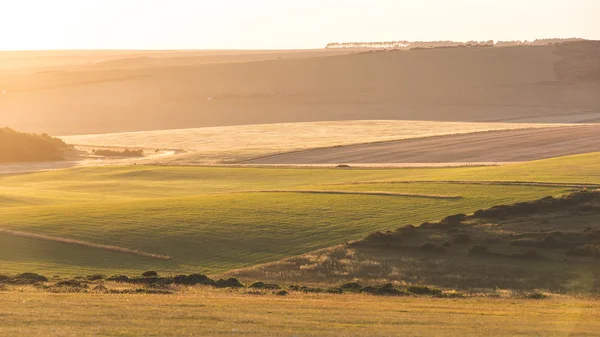 Vista panorâmica da paisagem rural inglesa ao pôr do sol — Fotografia de Stock