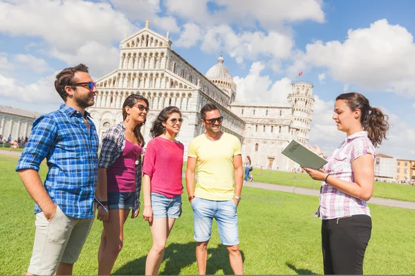 Groep toeristen in Pisa, Italië — Stockfoto