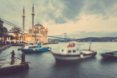 Ortaköy Camii ve Boğaziçi Köprüsü alacakaranlıkta, Türkiye'de Istanbul'da