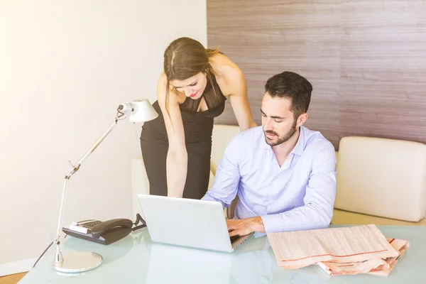 Situación comercial con el jefe y el secretario — Foto de Stock