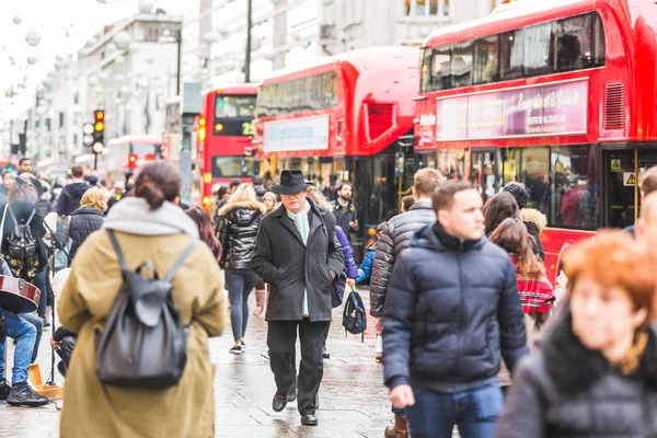 Londra'nın kalabalık Oxford Caddesi — Stok fotoğraf