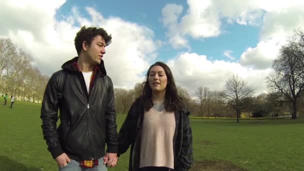 Para spacerująca w parku w Londynie — Wideo stockowe