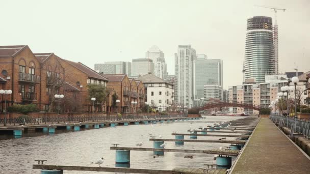 Zona residencial en Londres con un canal en primer plano — Vídeos de Stock