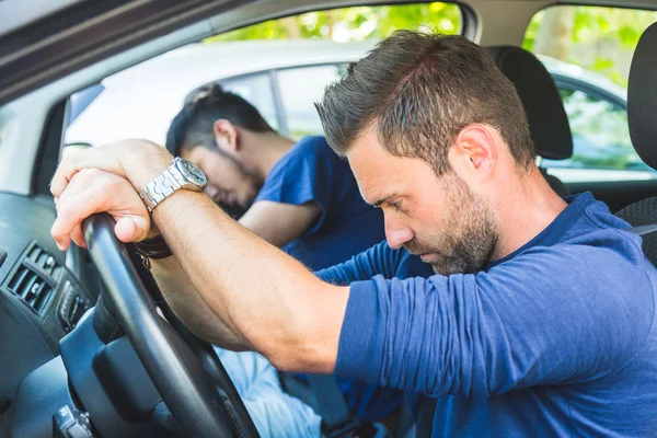 Un uomo annoiato in macchina bloccato nel traffico — Foto Stock