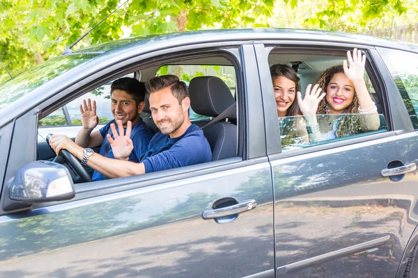 Gruppo di persone in macchina che salutano le mani — Foto Stock