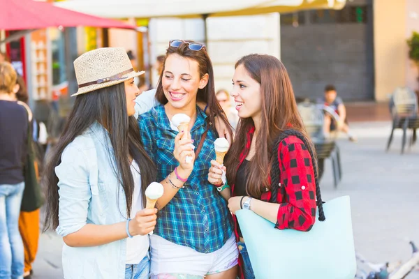 Tři šťastné ženy jíst zmrzlinu ve městě — Stock fotografie