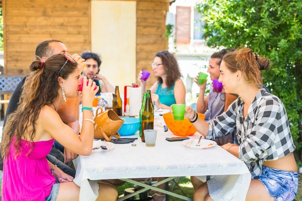 Grupo de personas sentadas almorzando juntas y bebiendo — Foto de Stock