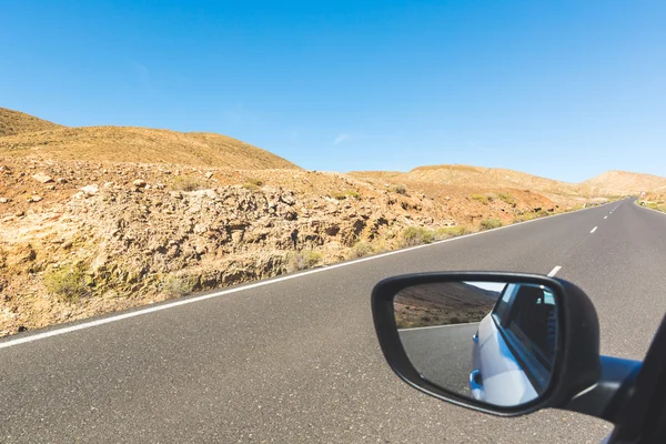 Panorámás kilátás nyílik a hegyi úton a Fuerteventura — Stock Fotó