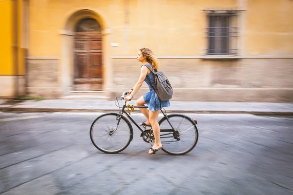 Chica ciclismo en la ciudad, tiro panorámico — Foto de Stock