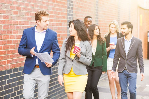 Grupo multirracial de negócios andando em Londres — Fotografia de Stock