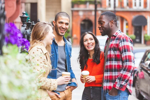 Grupo multirracial de amigos se divertindo juntos em Londres — Fotografia de Stock