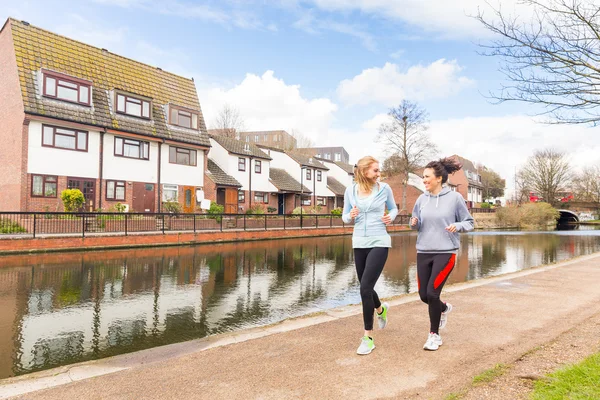 2 つの女の子のロンドンで屋外のジョギング — ストック写真