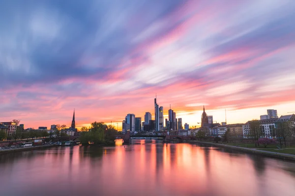 Frankfurtské Panorama a hlavní řeky při západu slunce — Stock fotografie