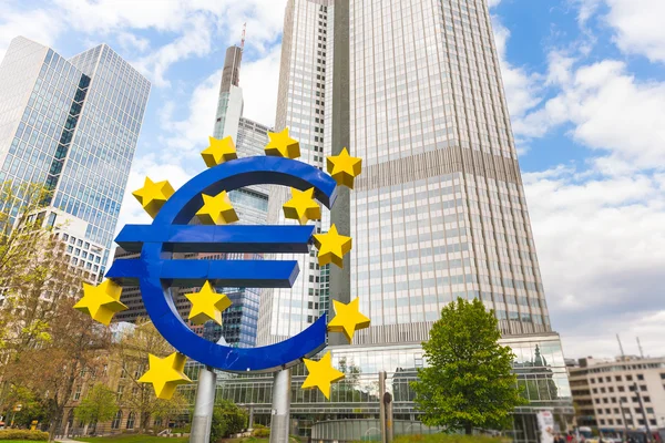 Euro-symbolen i Frankfurts finansdistrikt — Stockfoto