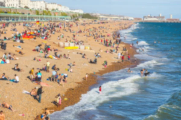 Onscherpe achtergrond van een strand met mensen te zonnebaden — Stockfoto