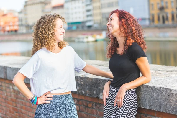 Dos chicas divirtiéndose juntas en la ciudad —  Fotos de Stock