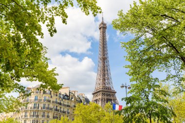 Paris manzaralı Eyfel Kulesi ve bir Fransız bayrağı