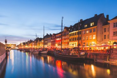 Geceleri Copenhagen eski şehirde renkli evleri