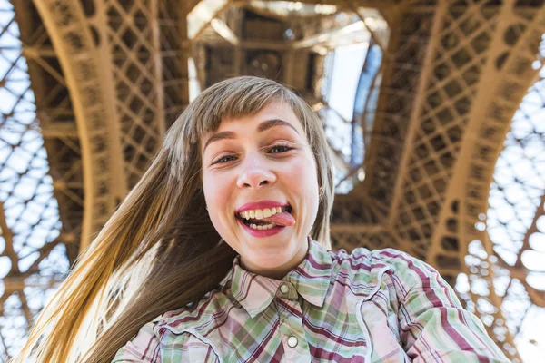 Girl taking a selfie under the Eiffel Tower in Paris — Stock Photo, Image