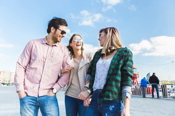 Groep vrienden plezier in Hamburg — Stockfoto