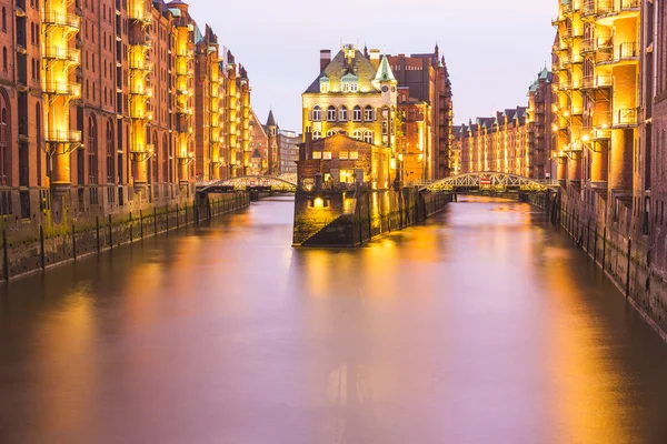 Hamburg staré město sklad dlouhé expozice střílel za soumraku — Stock fotografie