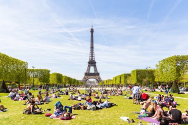 Champ de Mars Eyfel Kulesi ile insanlar arka plan üzerinde