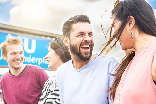 Grupp av vänner att ha roligt tillsammans i Berlin — Stockfoto