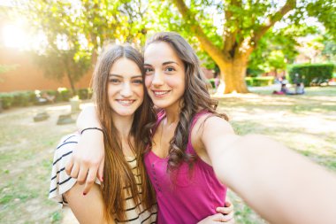 İki kız bir selfie birlikte parkta alarak