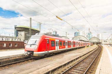Tren istasyonundan Frankfurt çıkıyor