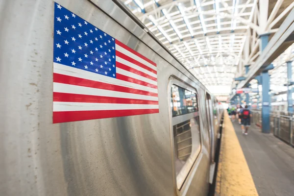 Bir metro treninin Amerika Birleşik Devletleri bayrağı — Stok fotoğraf