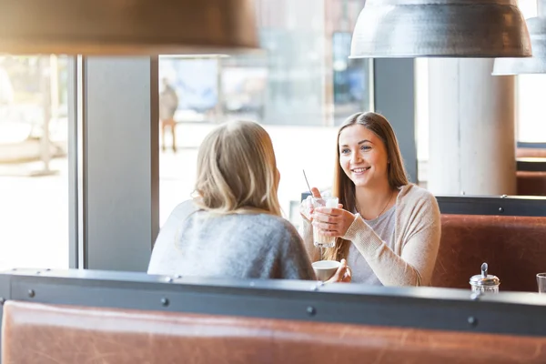 Twee mooie jonge vrouwen in een café — Stockfoto
