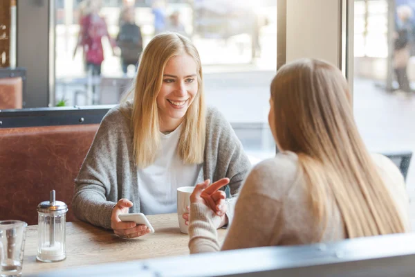 Two beautiful young women in a cafe — Stock Photo, Image