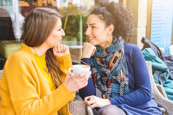 Casal de lésbicas tomando um café em um café — Fotografia de Stock