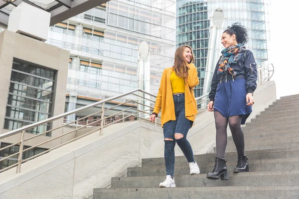 Lesbisches Paar zu Fuß in Berlin — Stockfoto