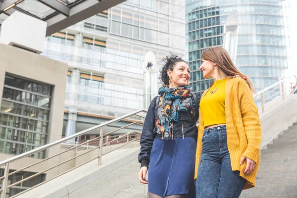 Lesbisches Paar zu Fuß in Berlin — Stockfoto