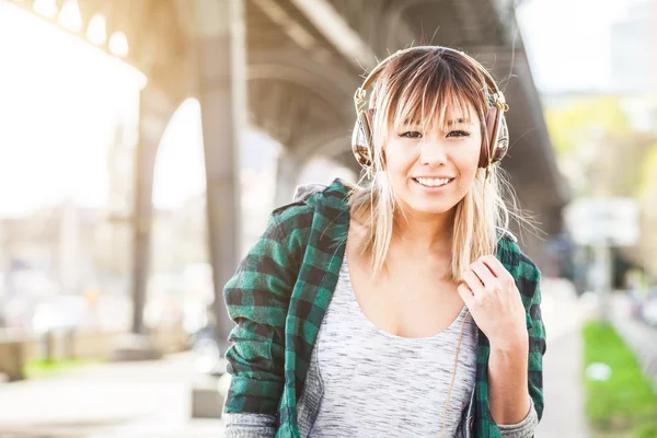 Retrato de una hermosa joven en Hamburgo escuchando música — Foto de Stock