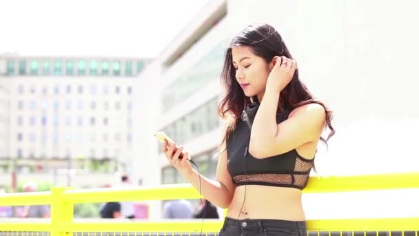Asiatisk kvinna att skriva på hennes smarta telefonen i London — Stockvideo