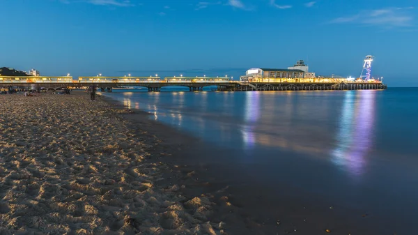 Quai à Bournemouth la nuit, longue vue d'exposition — Photo