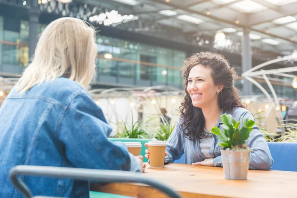 Zwei Frauen beim gemeinsamen Kaffee in London — Stockfoto