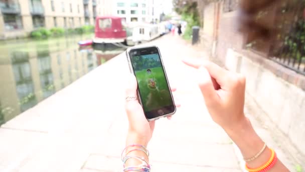 Женщина играет с приложением Pokemon Go — стоковое видео