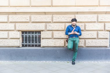  adam akıllı telefon yazarak 