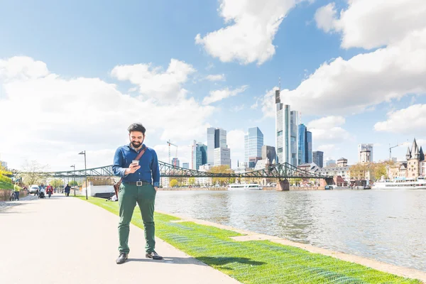 Mann tippt auf Smartphone — Stockfoto