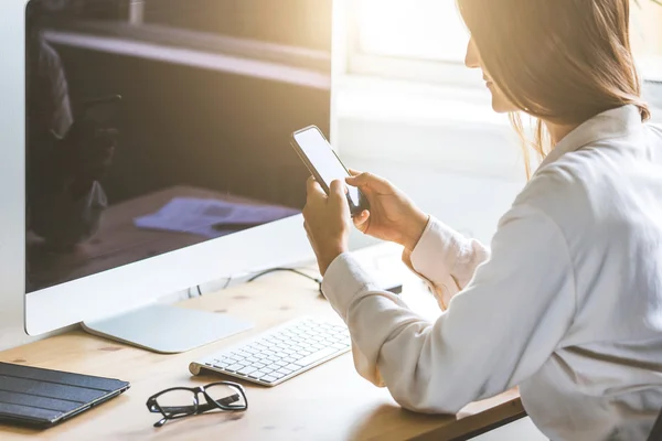 Kvinnan skriva på telefonen — Stockfoto