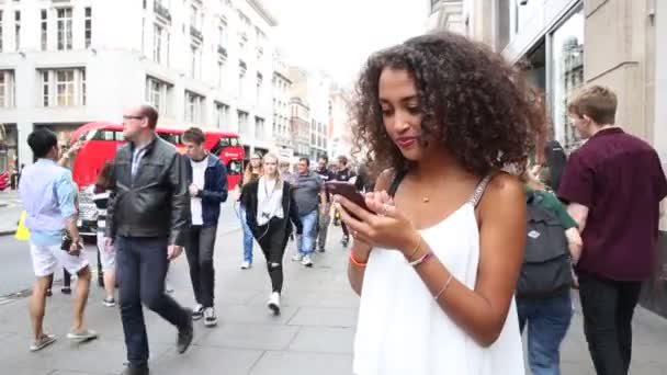 Mulher jogando com jogo de realidade aumentada — Vídeo de Stock