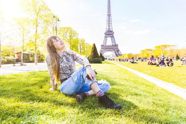 Mujer escuchando música —  Fotos de Stock