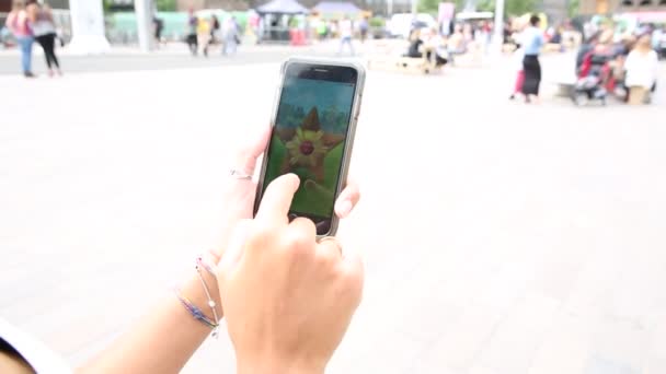 Donna che gioca con app Pokemon go — Video Stock